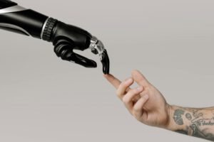 Ein menschlicher Arm berührt eine robotische Hand, symbolisiert die Verbindung zwischen Technologie und Diabetesmanagement.
