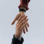 Zwei Hände greifen nach einander, symbolisieren Unterstützung im Diabetesmanagement und helfen bei Blutzuckerproblemen. | © Name